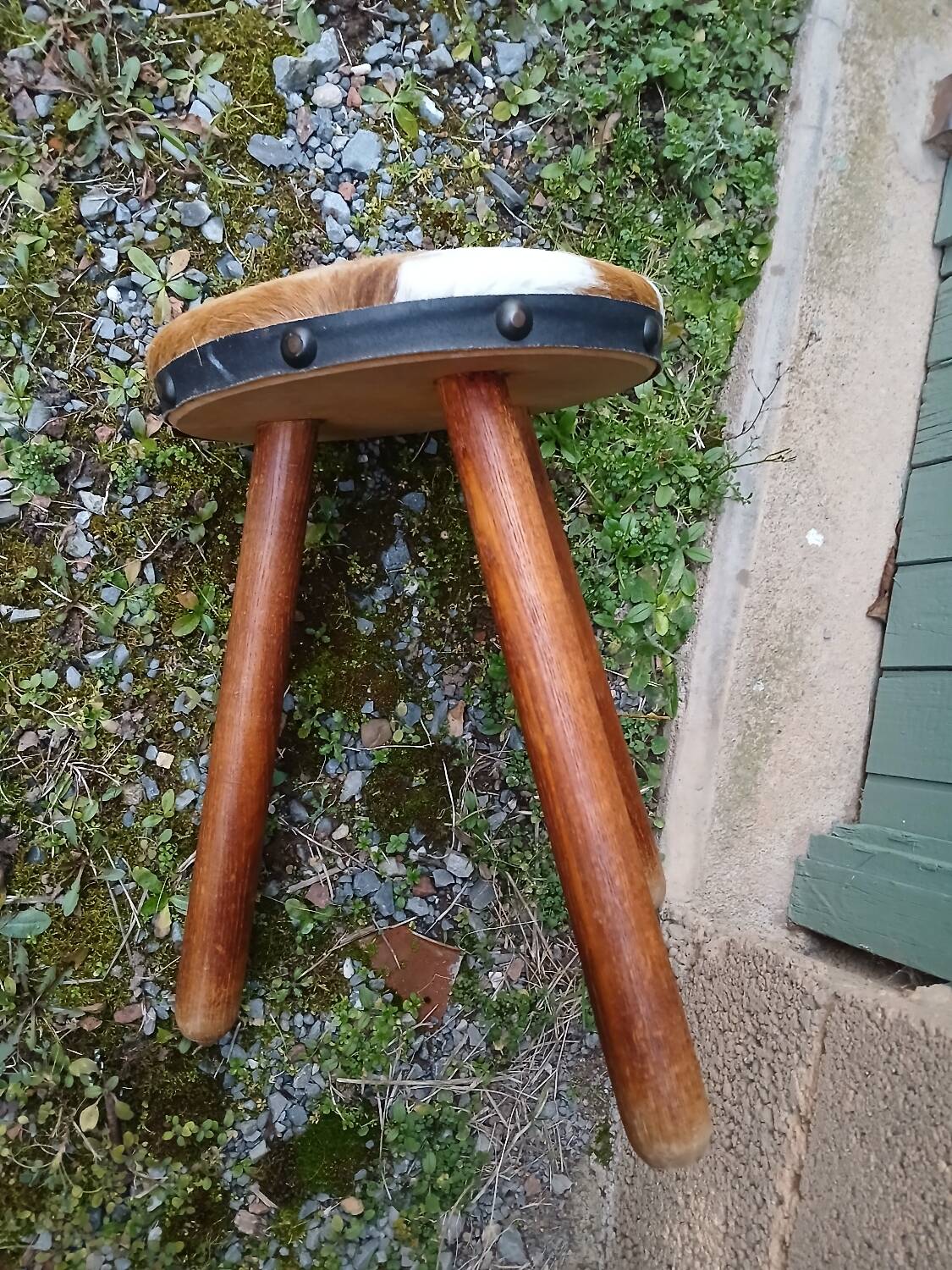 Tabouret tripode ancien en bois et peau de vache