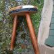 Tabouret tripode ancien en bois et peau de vache