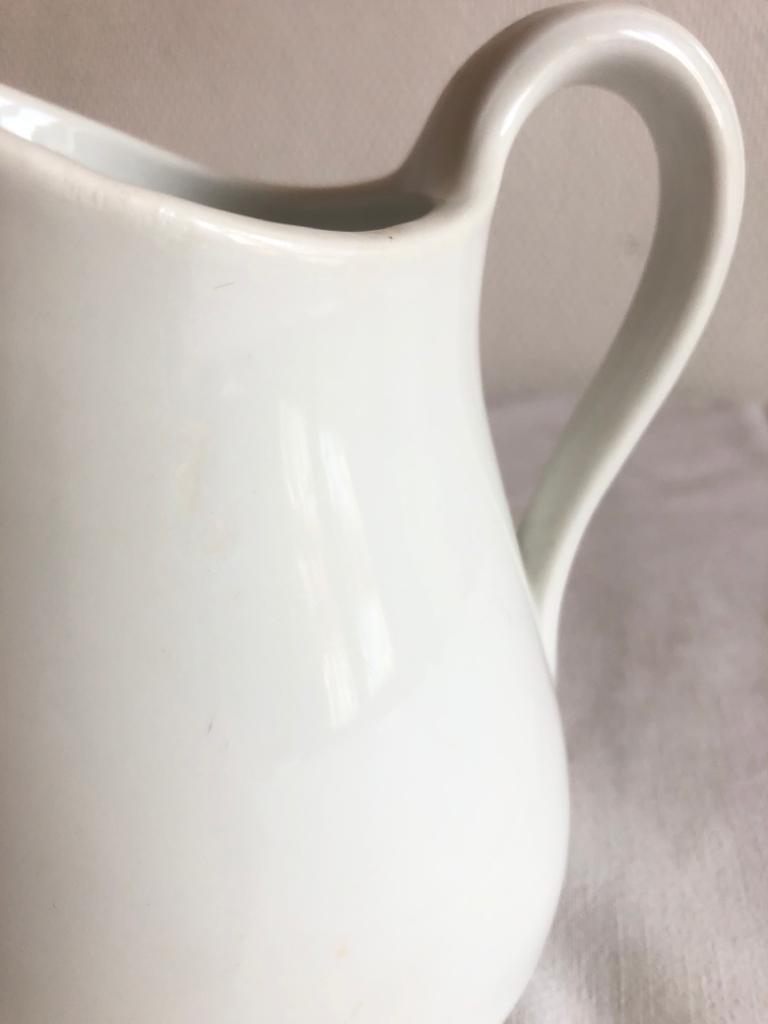 Pichet à lait ancien en porcelaine blanche épaisse