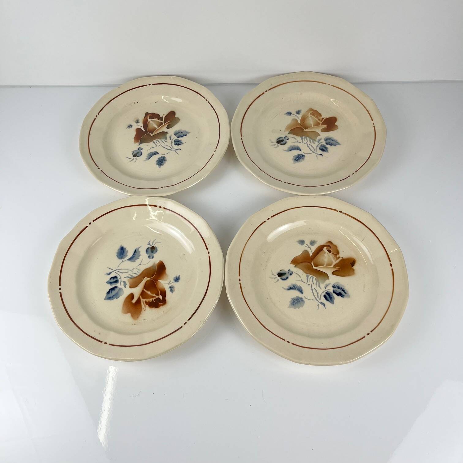 Set of 4 flat plates Sarreguemines flower pattern, first half of the 20th century.