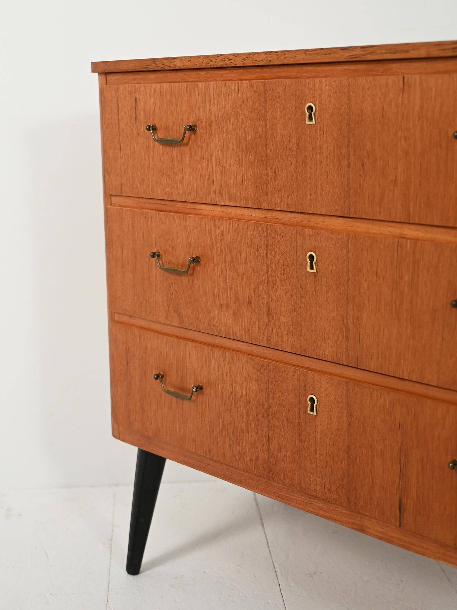 Commode scandinave en teck avec pieds noirs