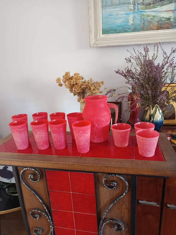 service à orangeade vintage en verre dépoli rouge à décor de fruits Cervé