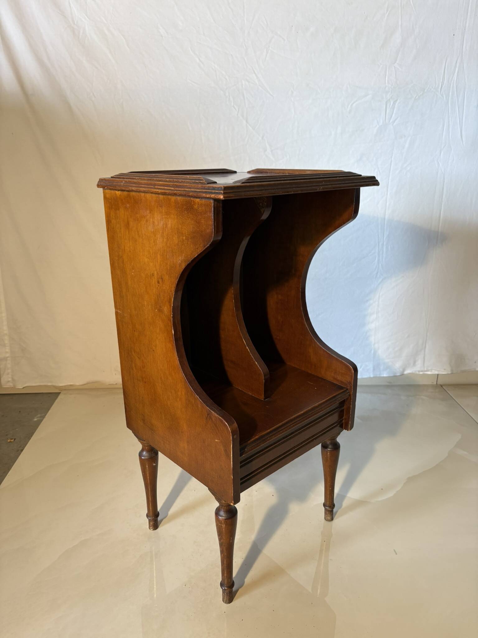 Vintage wooden magazine rack – curved lines and tapered legs