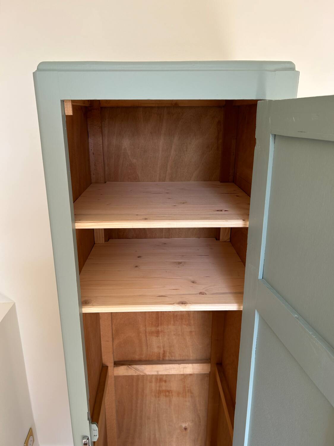 1-door wardrobe / locker room revisited in Almond (Resource)