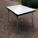 Table in formica