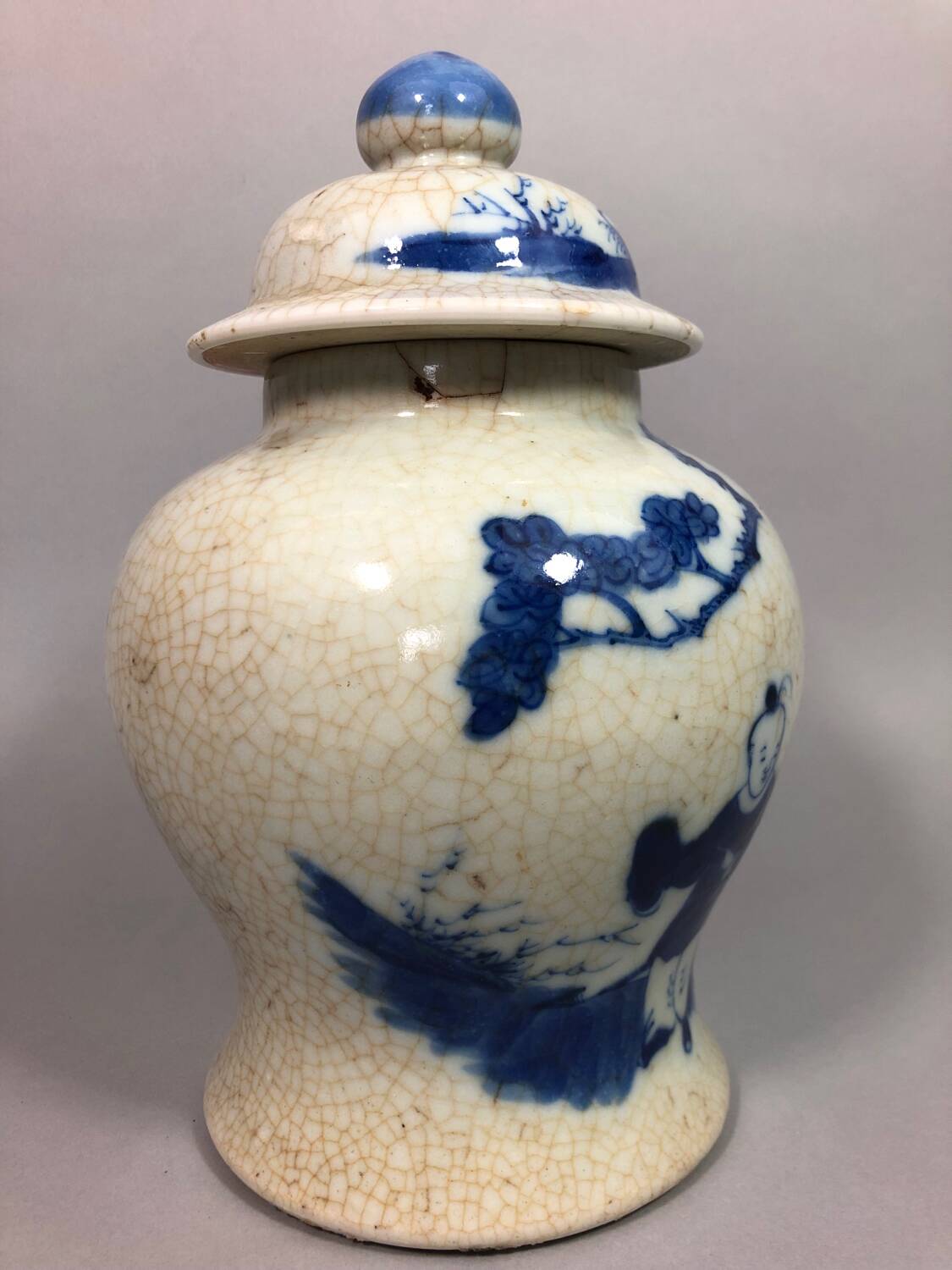 Chinese porcelain blue/white crackle jar 19th century? Court lady