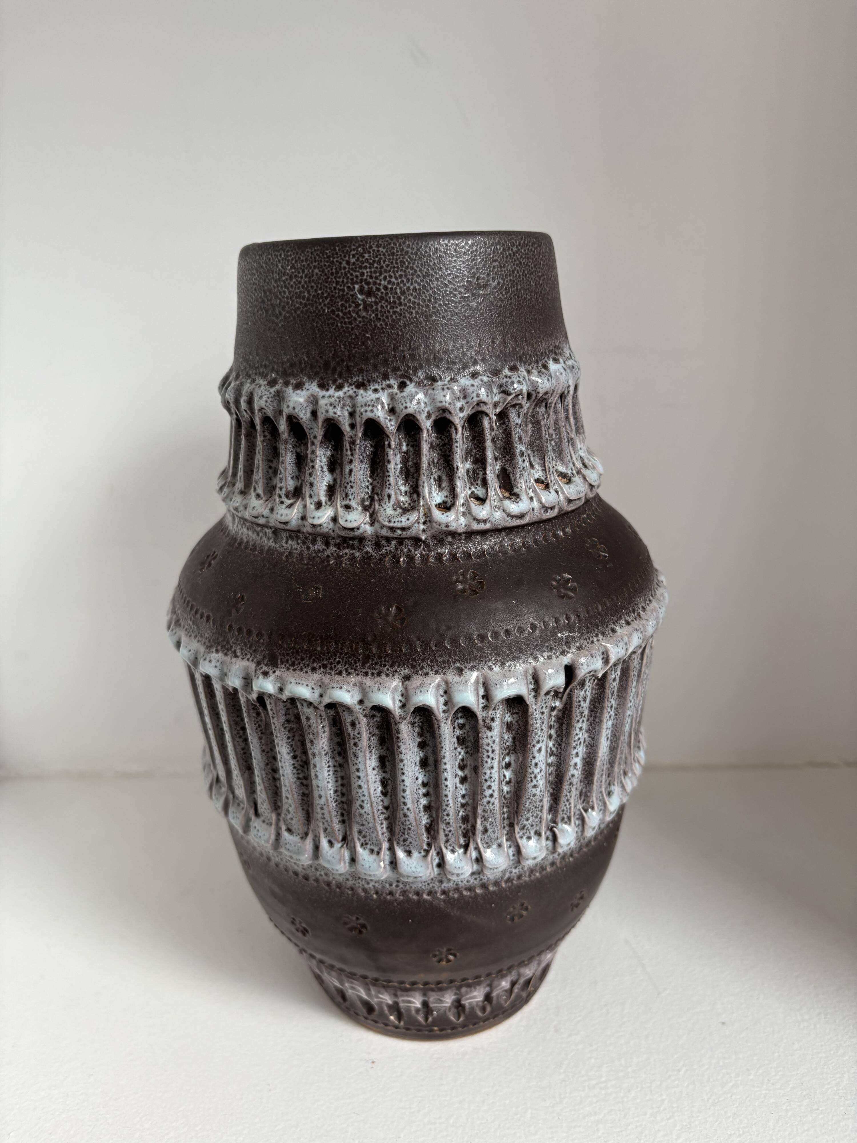 Set of 19 decorative items