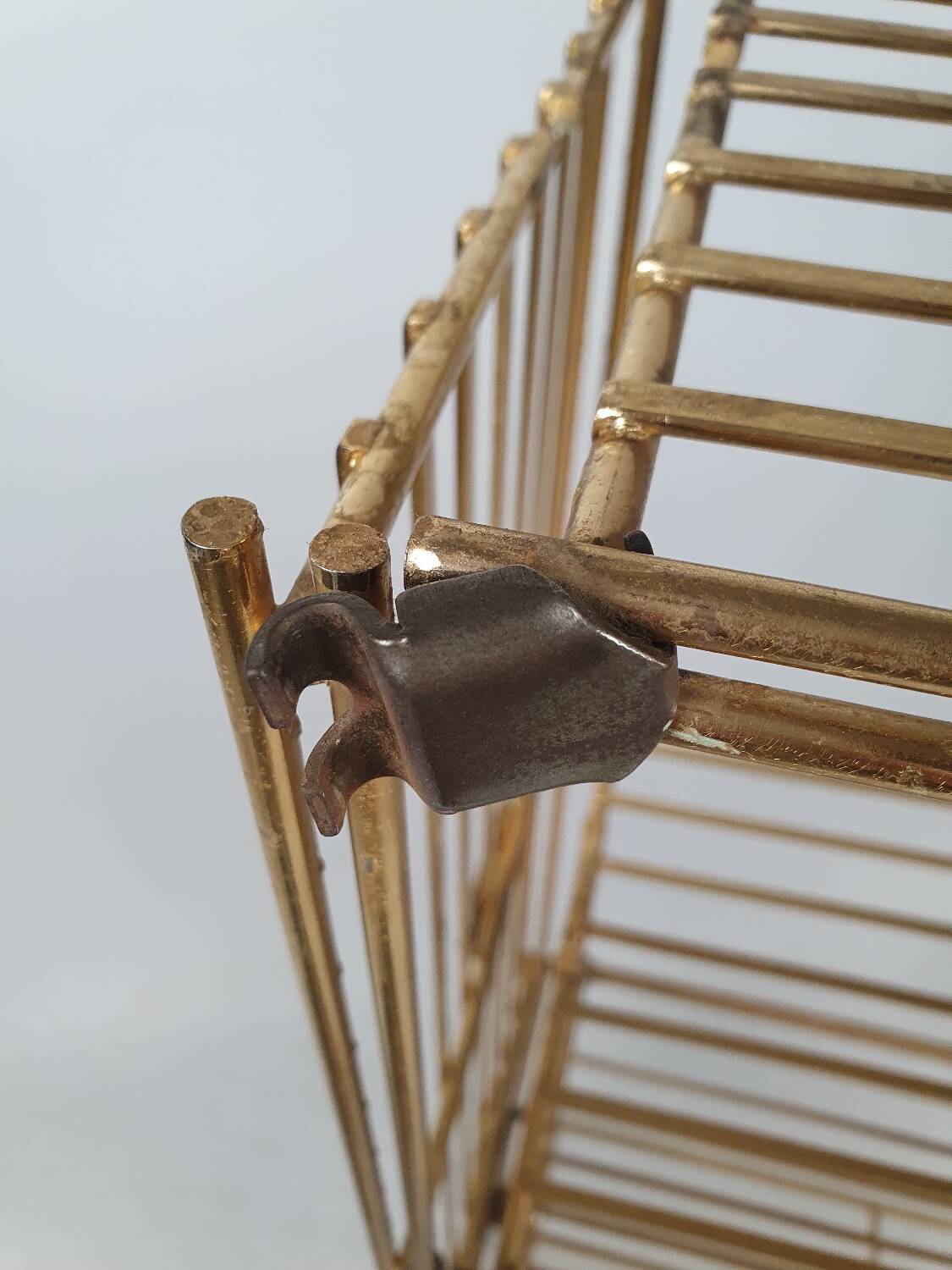 Modular gold metal wire shelf