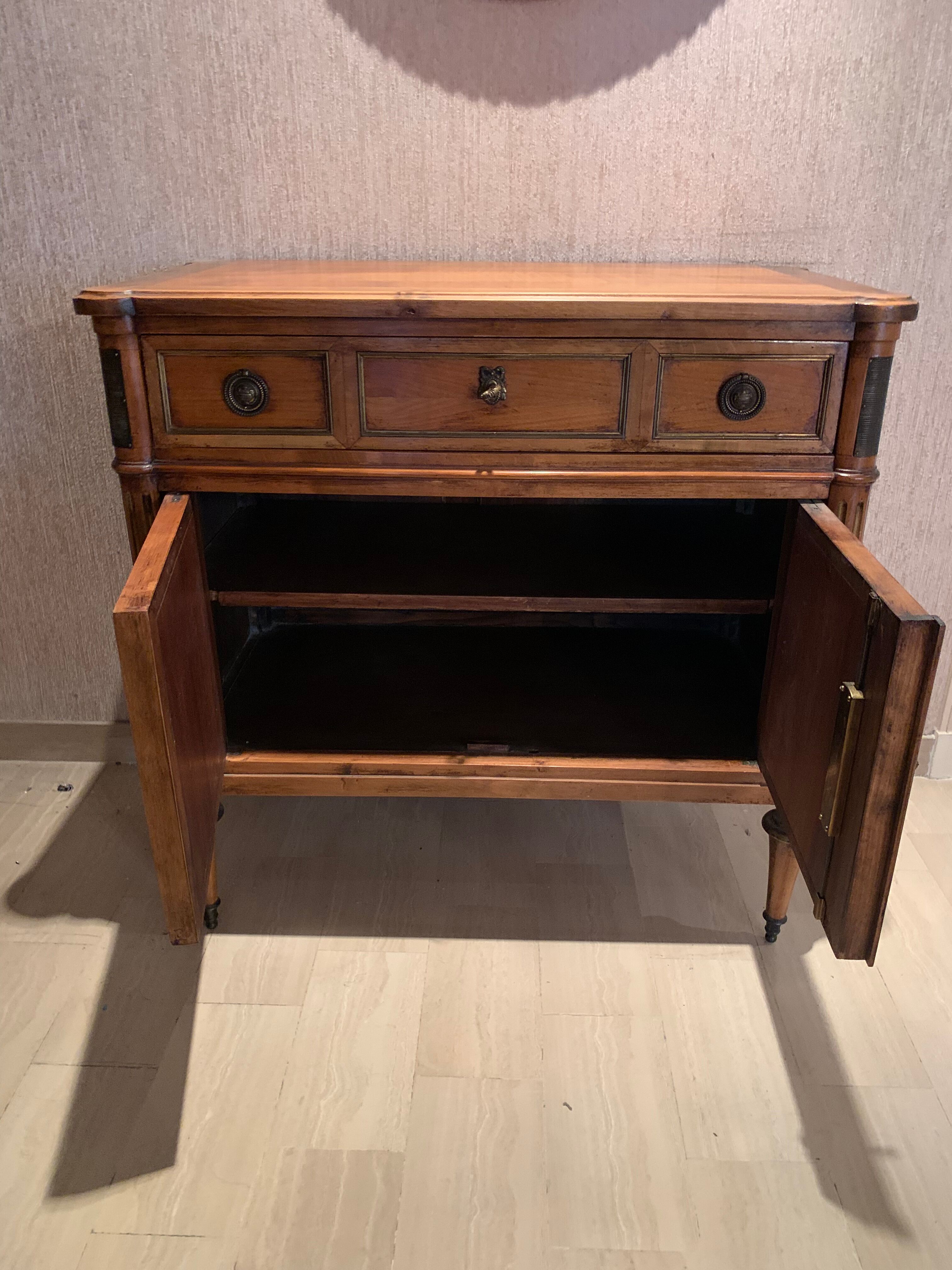 Commode de style Louis XVI