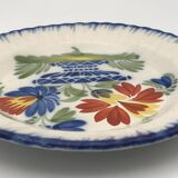 Assiette ancienne en faïence d’auvillar à décor de corbeille de fleurs polychrome