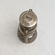 Ancienne lampe à pétrole lanterne design W.Germany numérotés dimension : hauteur -26cm- L-15,5cm-