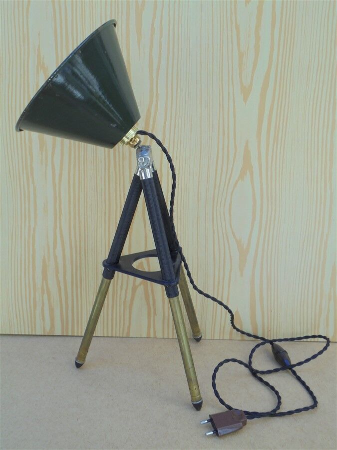Tripod lamp with adjustable height
