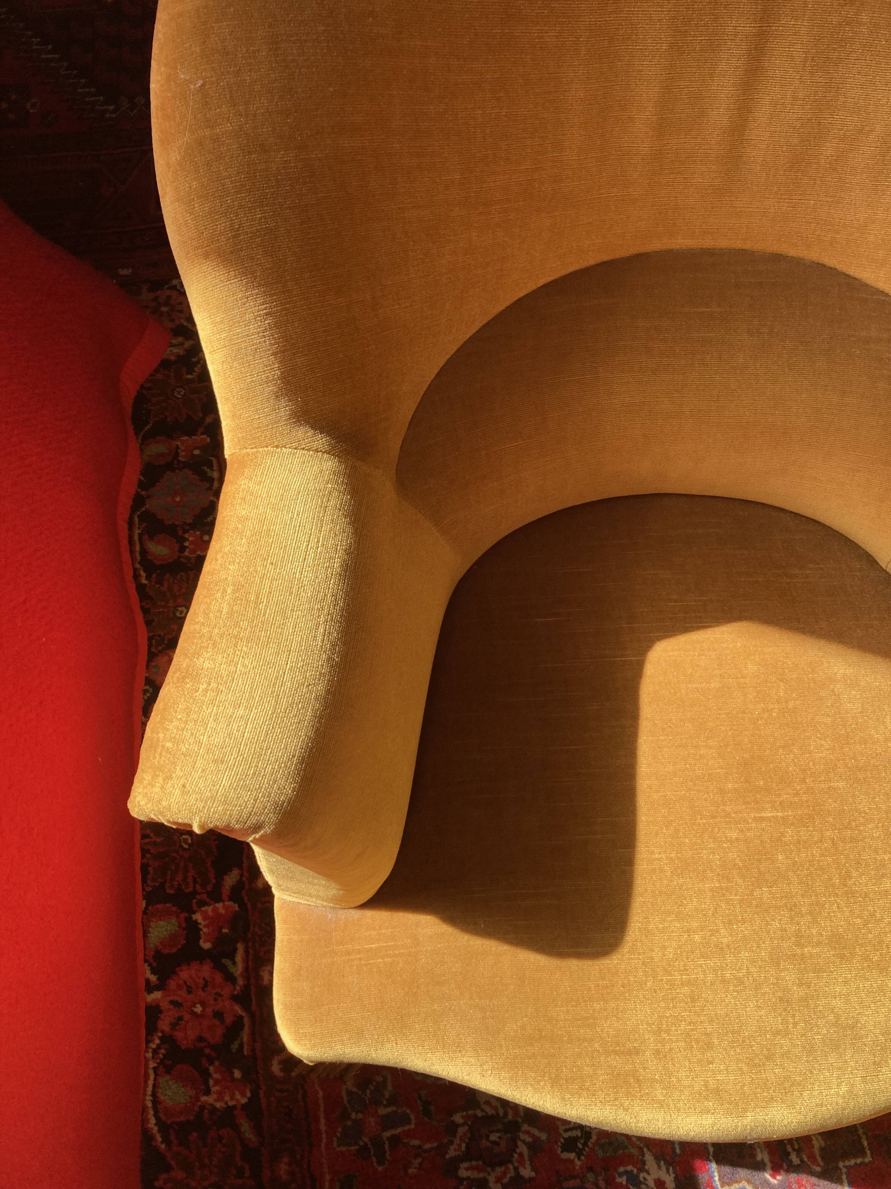 Paire de fauteuils crapaud jaune beige velours frange