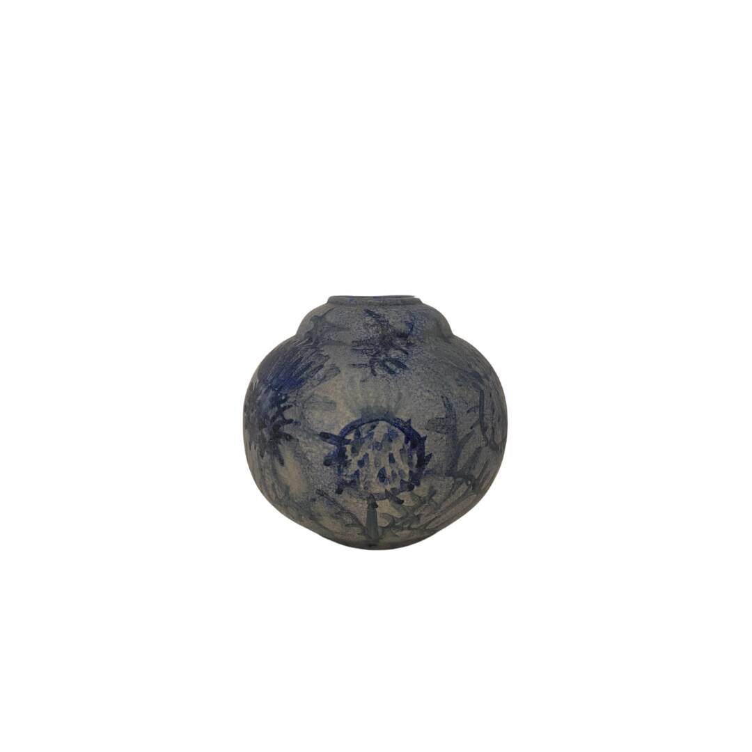 Vase en céramique émaillée bleu à décor de chardon