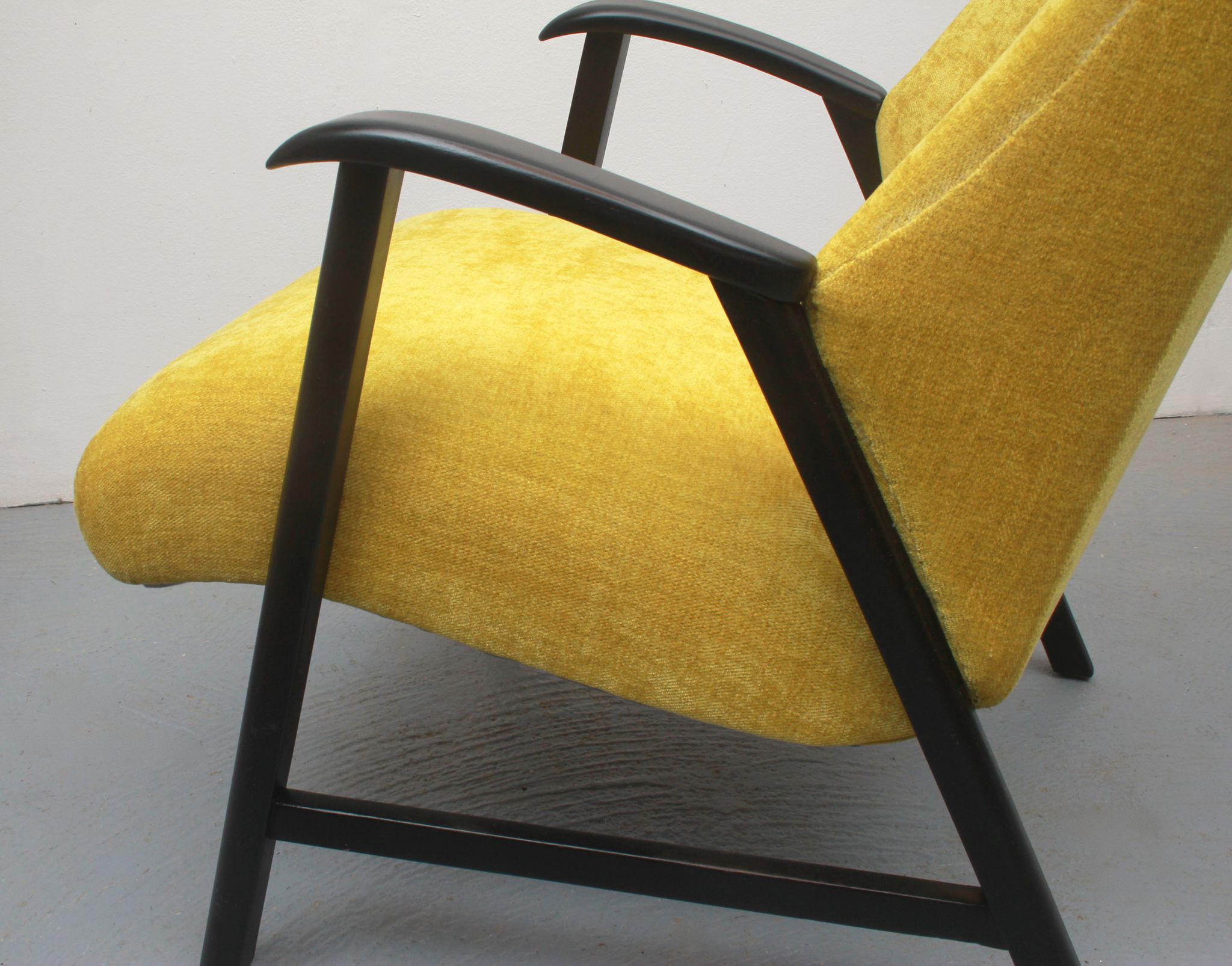 Fauteuil des années 1950 en velours jaune, entièrement restauré