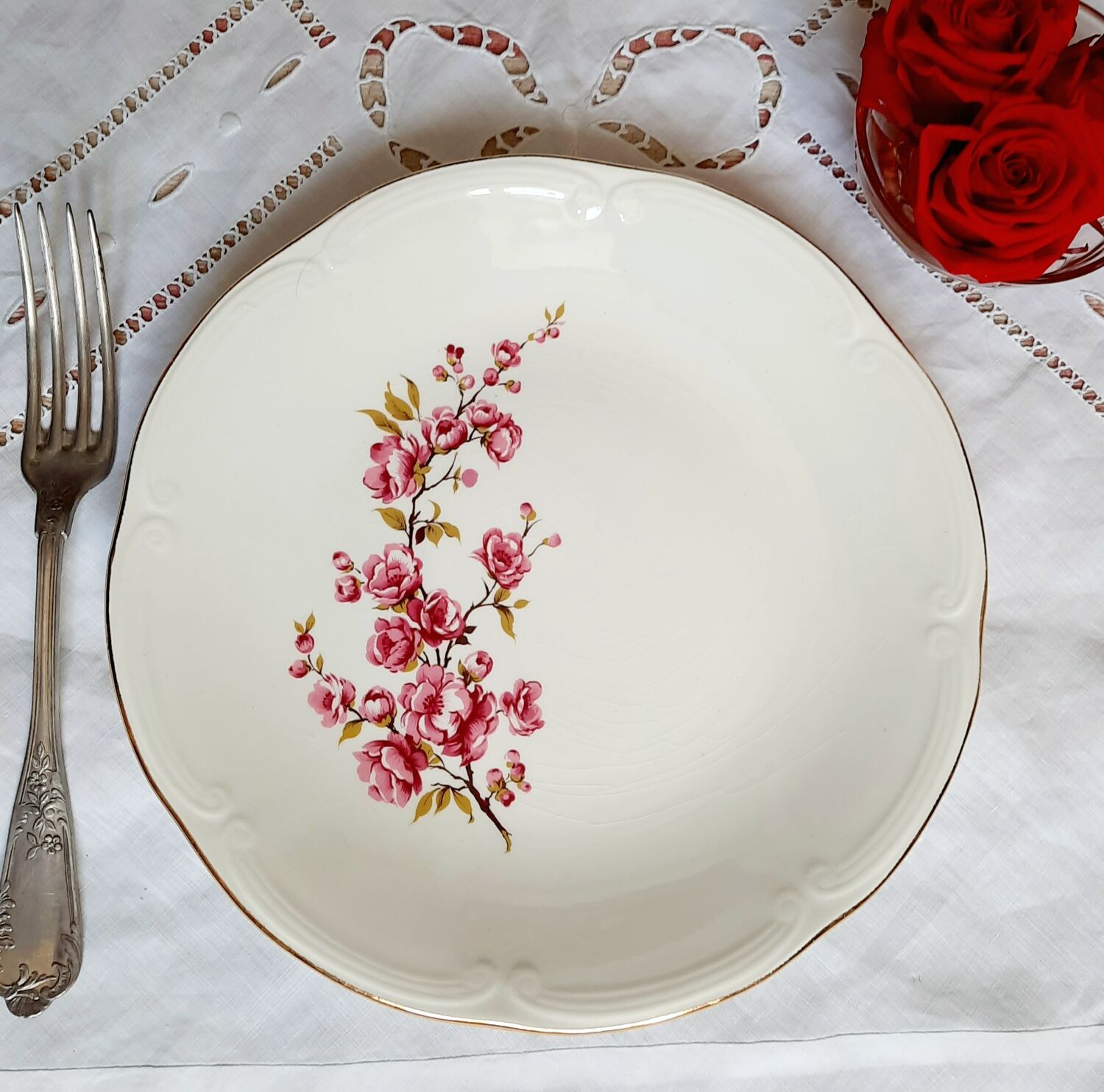 Flat earthenware plates with gilded edges