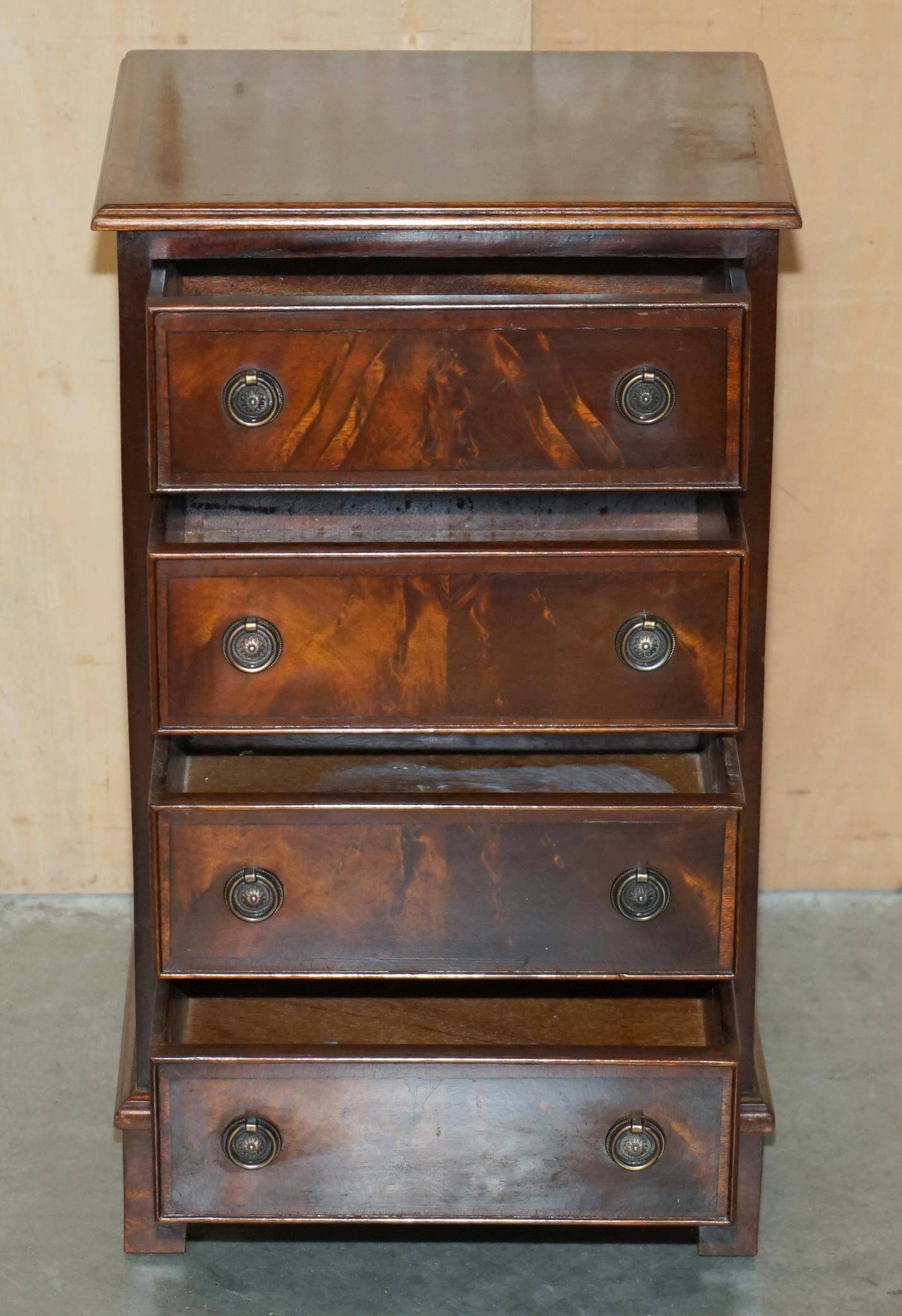 Paire de commodes françaises en bois dur flammé poli