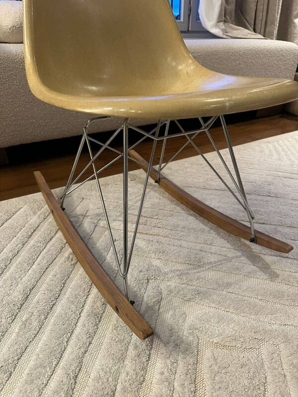 Rocking chair modèle : “RAR”- chaise à bascule et estampille de l’éditeur