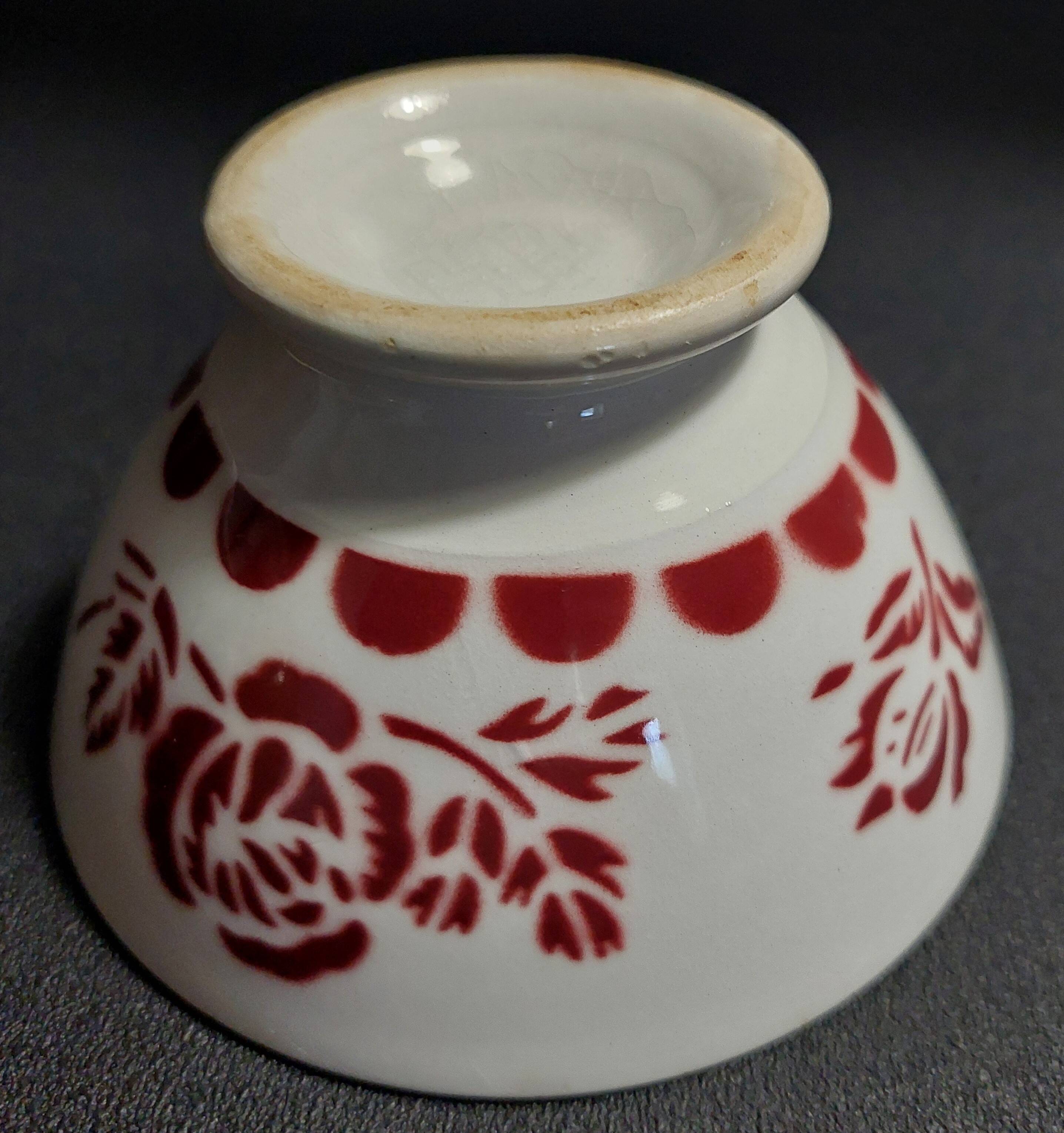 Sarreguemines earthenware bowl with red decoration, second half of the 20th century