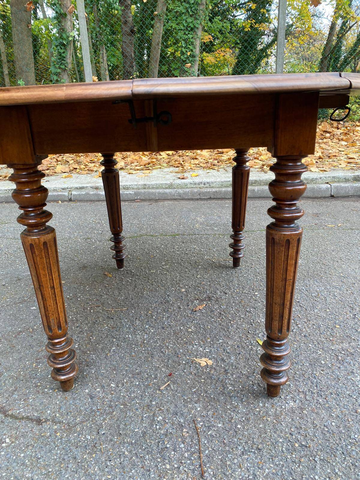 Louis Philippe oval drop-leaf table in solid wood, 19th century