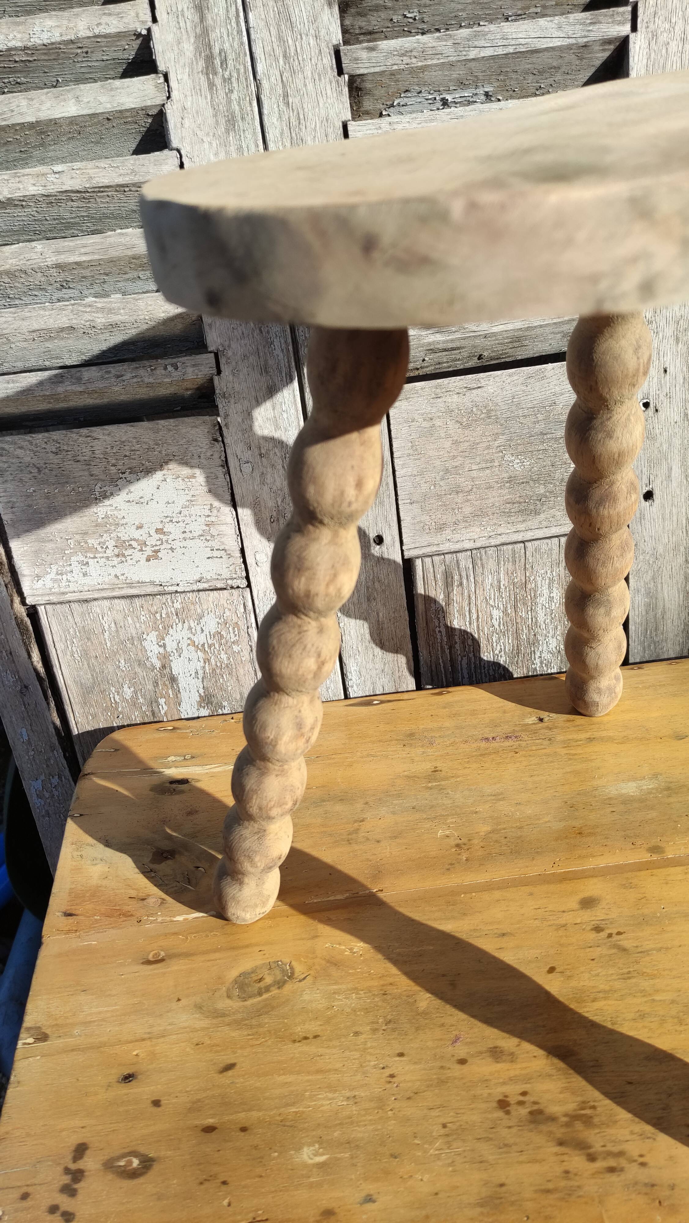 Tabouret tripode de vacher en bois brut
