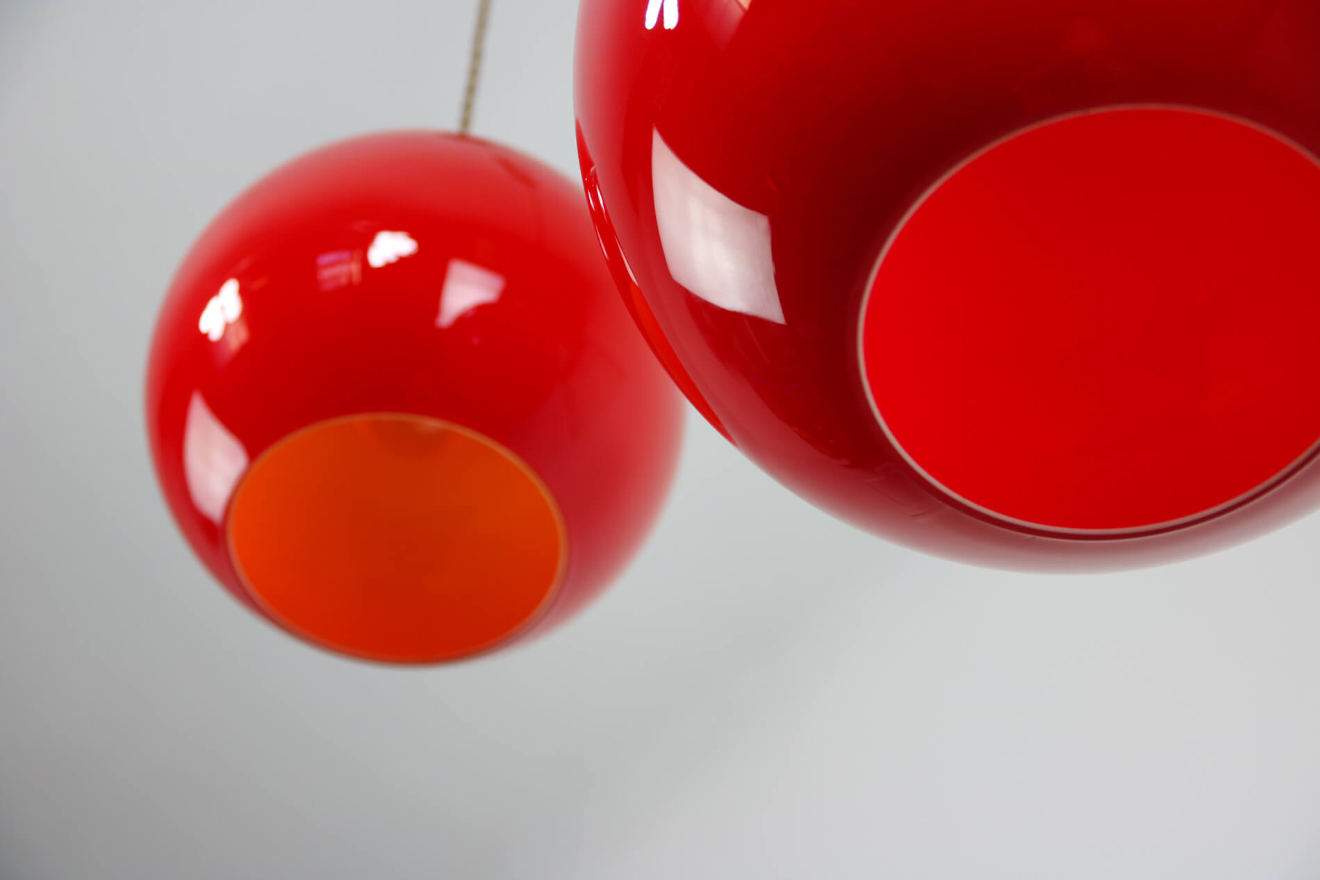 Suspension en verre rouge du milieu du siècle
