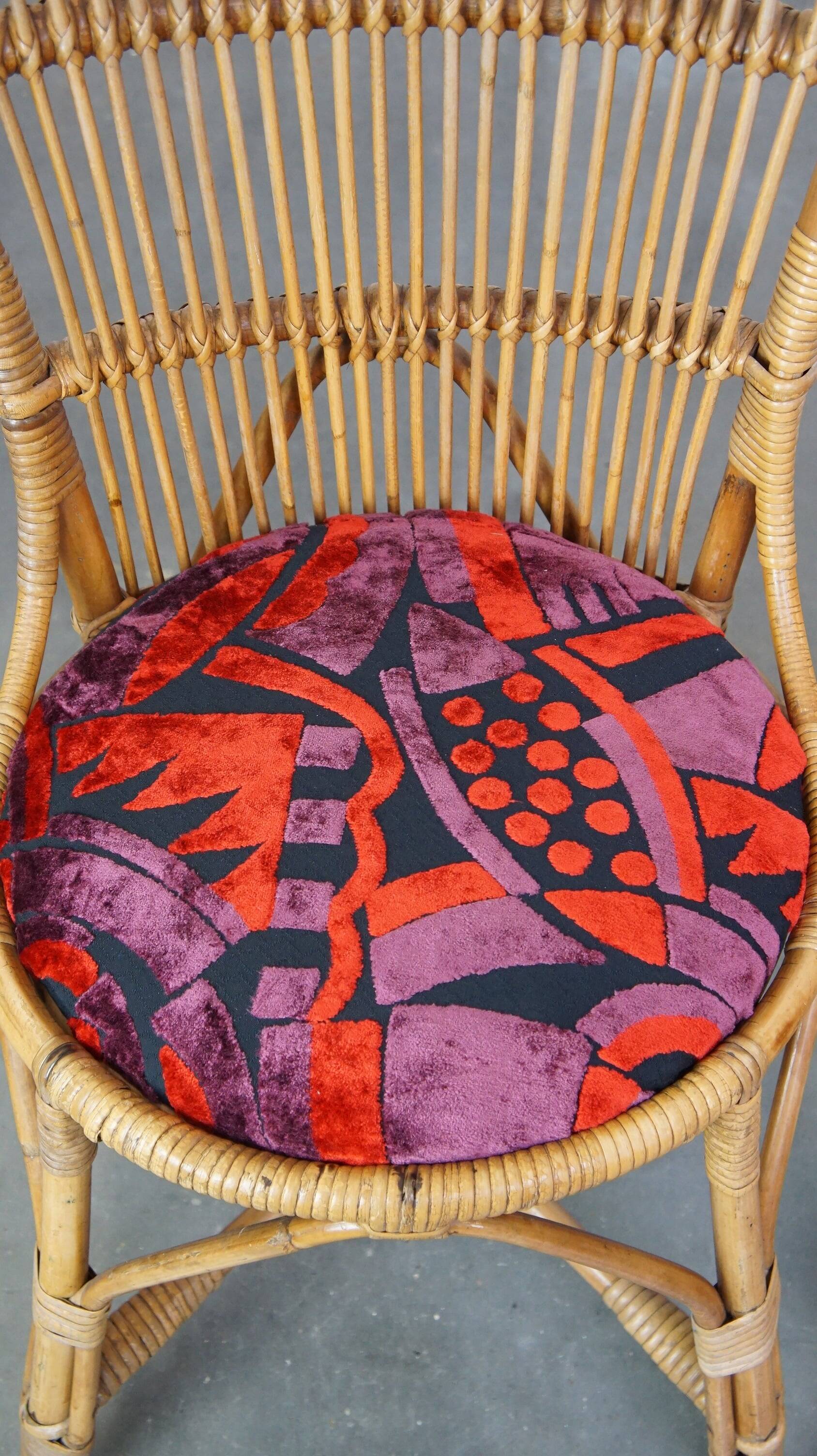 Set of 4 subtle and charming vintage 60s rattan boho chairs with colorful upholstered seats