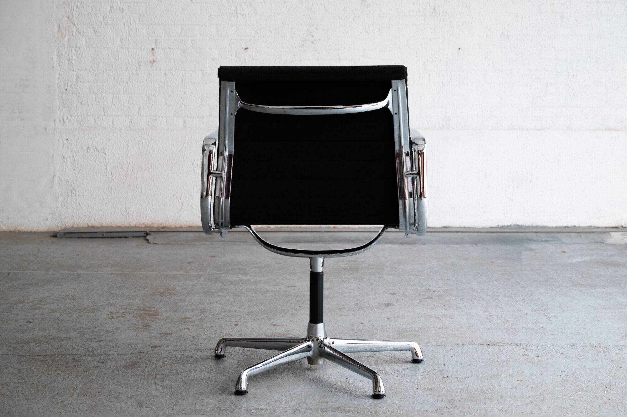 Paire de chaises de bureau ‘EA108’ par Charles & Ray Eames