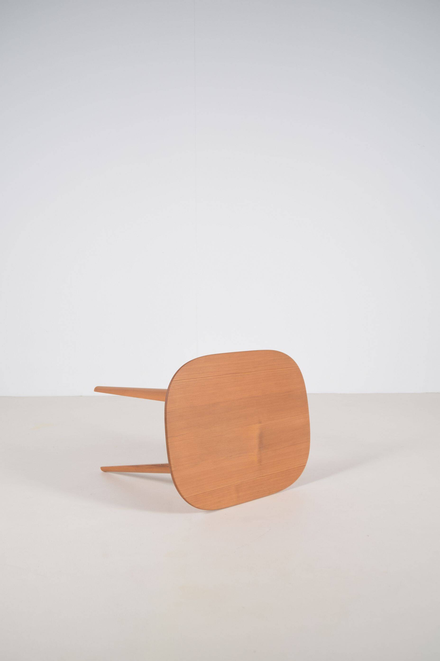 Table d'appoint suédoise Sparven conçue par Carl Malmsten, années 1950.