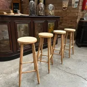 Set of 4 bar stools in fir wood.