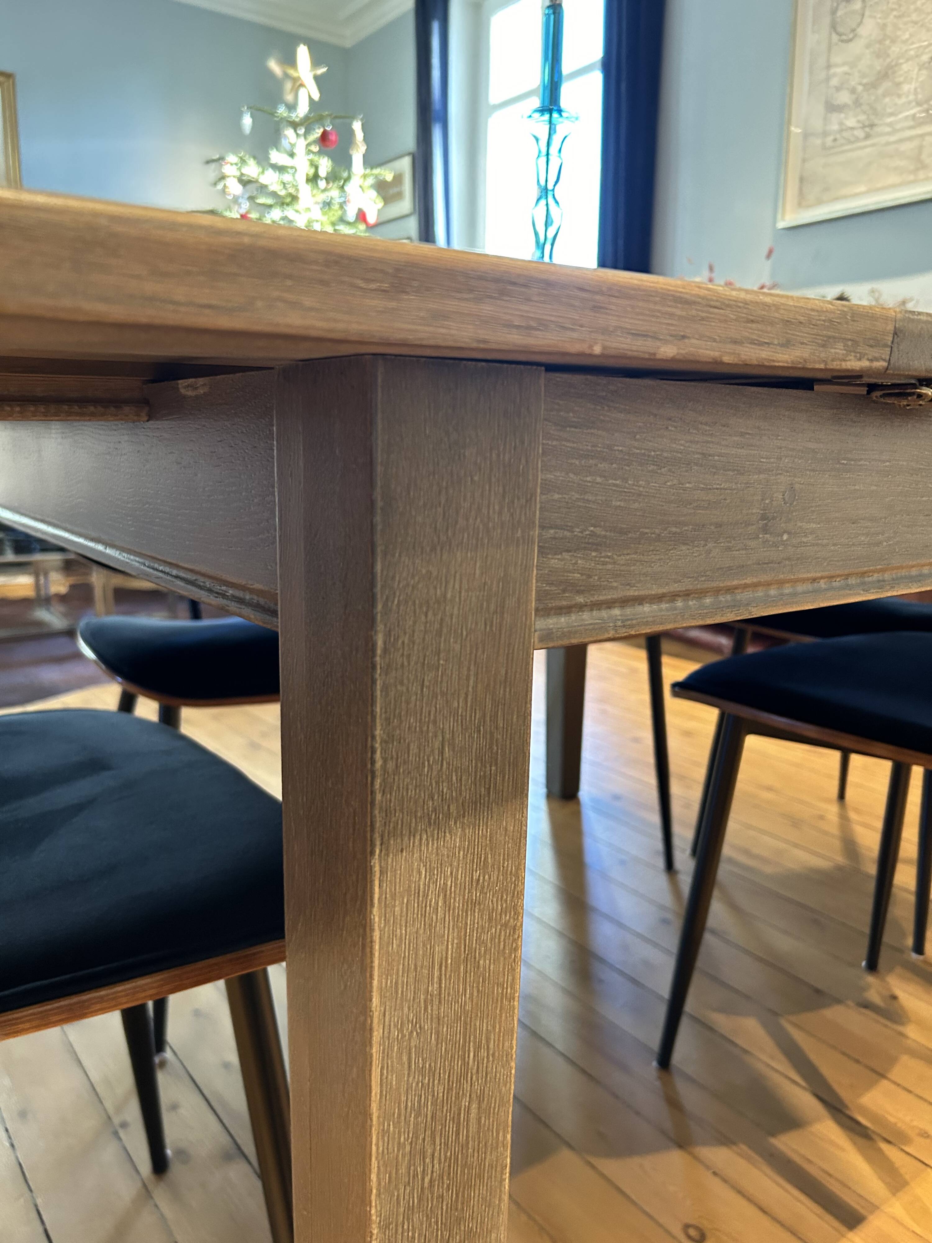 Extendable dining table