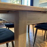 Extendable dining table