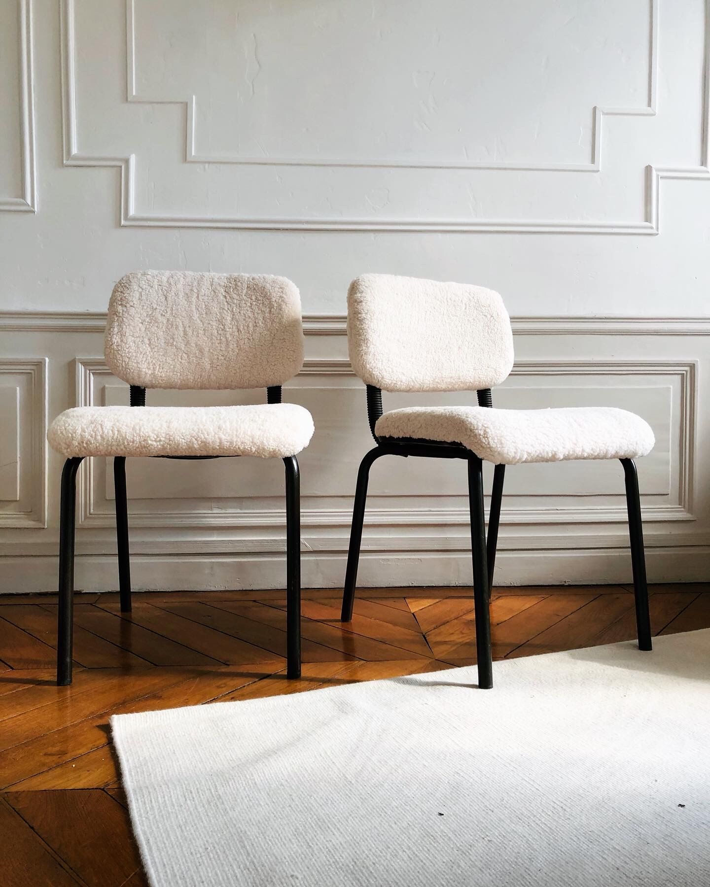 Pair of vintage chairs in sheep moumoute