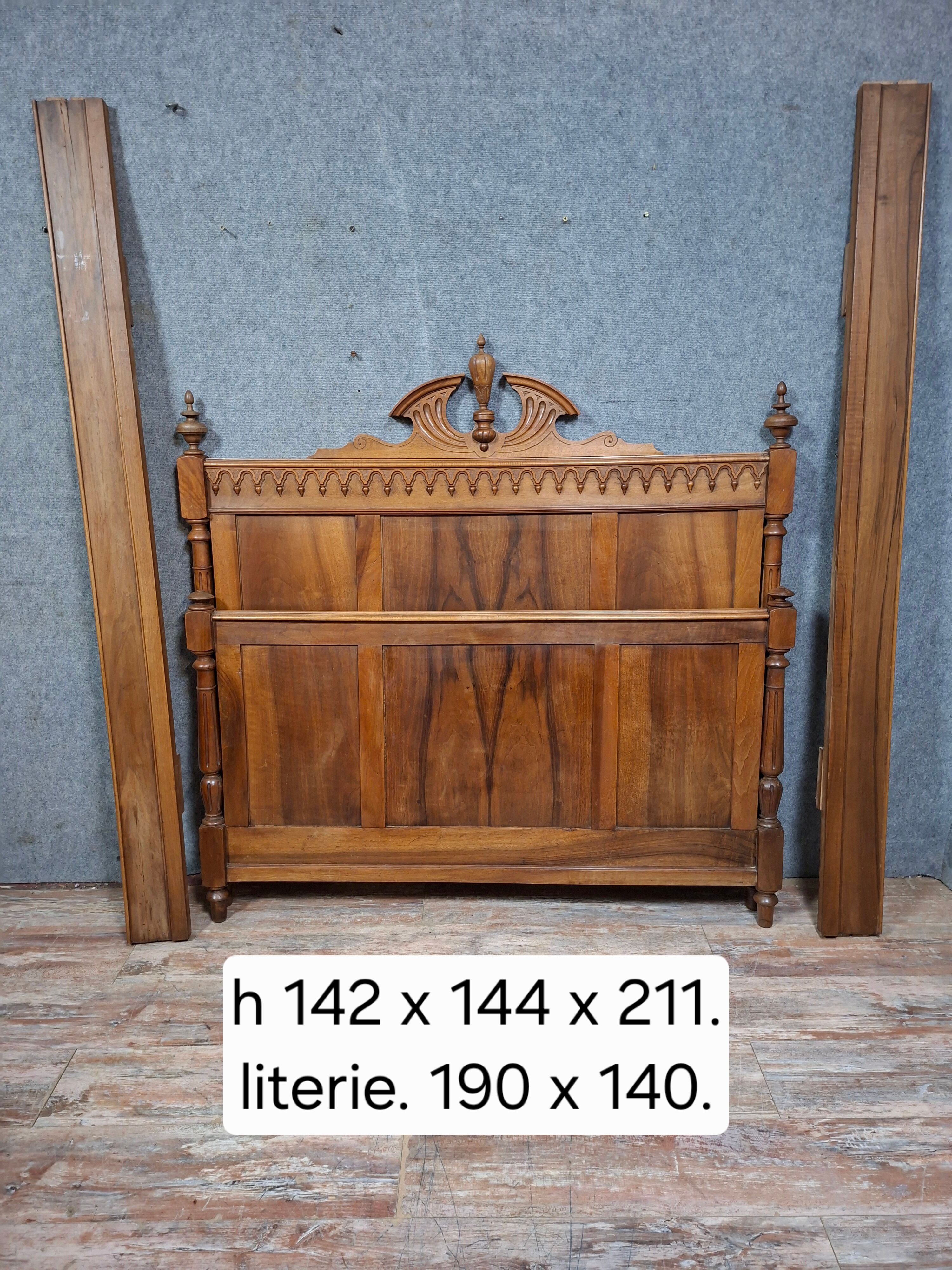 Neo-Gothic bed in solid walnut – Late 19th century