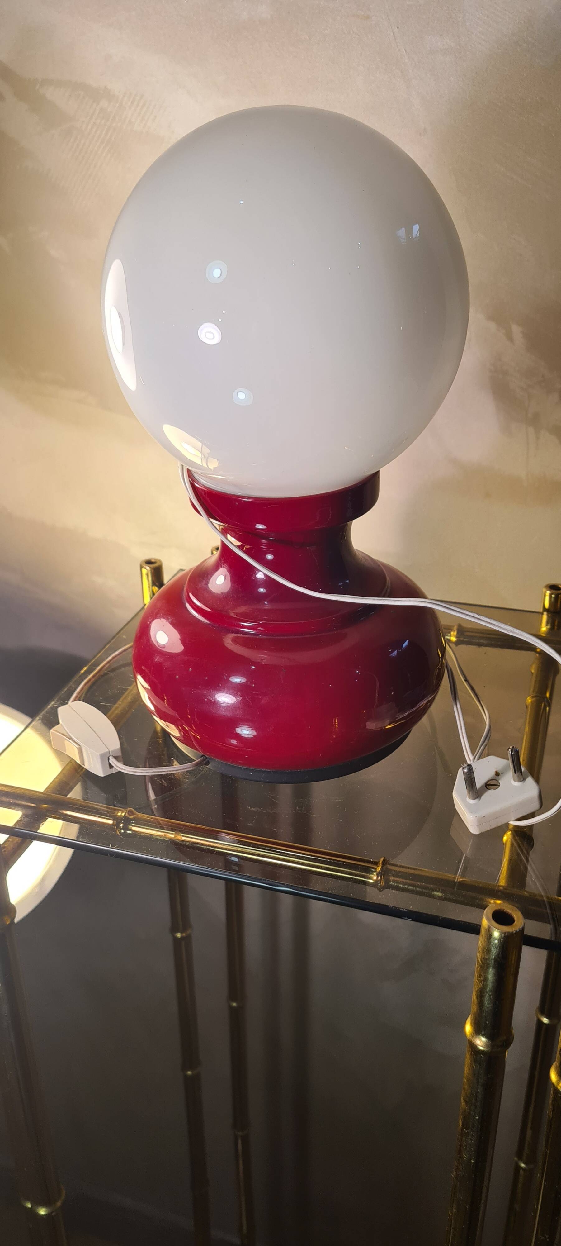 petite lampe de table vintage, vintage,,, 1960 a 70,,, rouge  tres belle'26x12