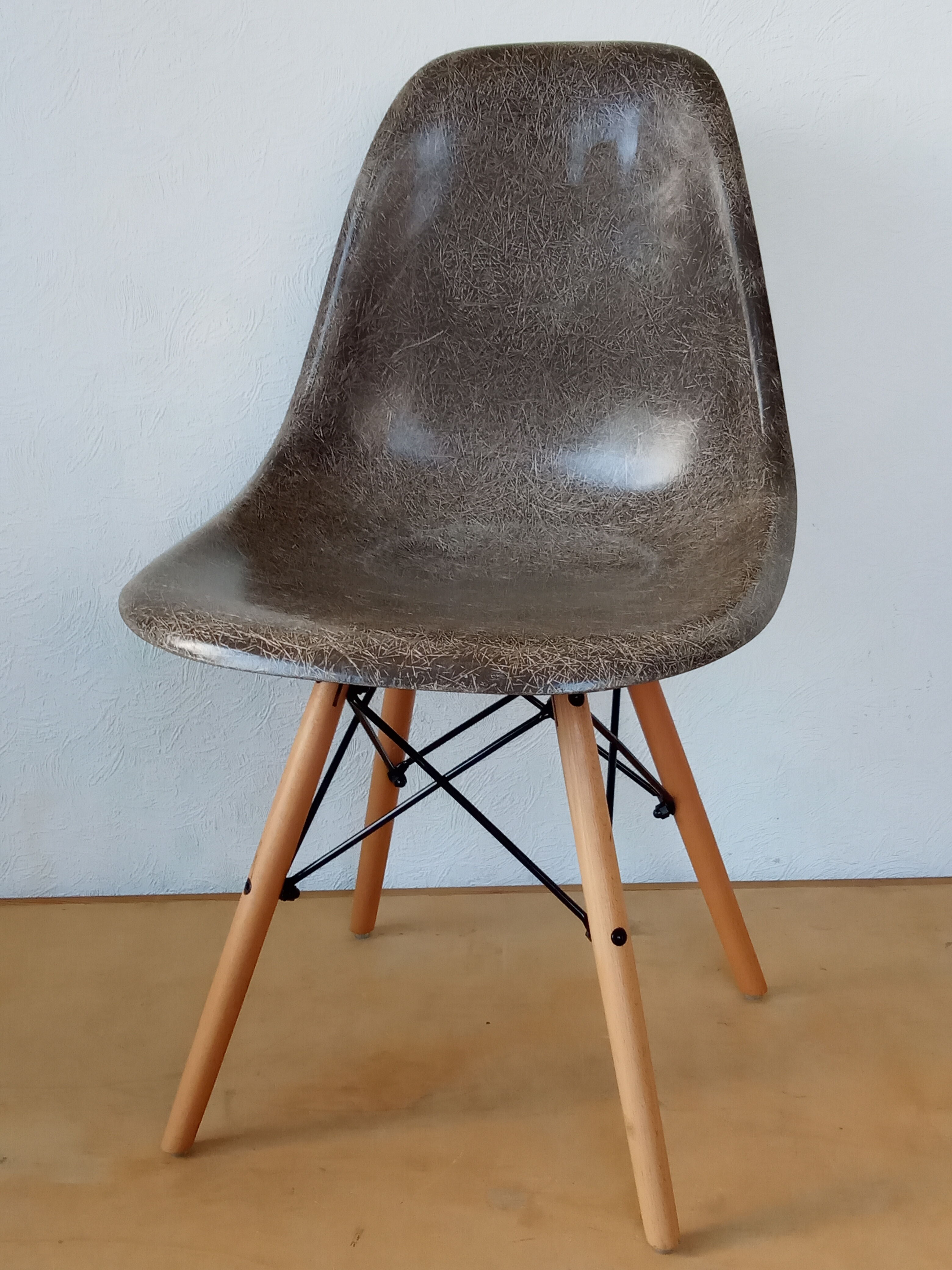 Eames DSW Fiberglass Chair