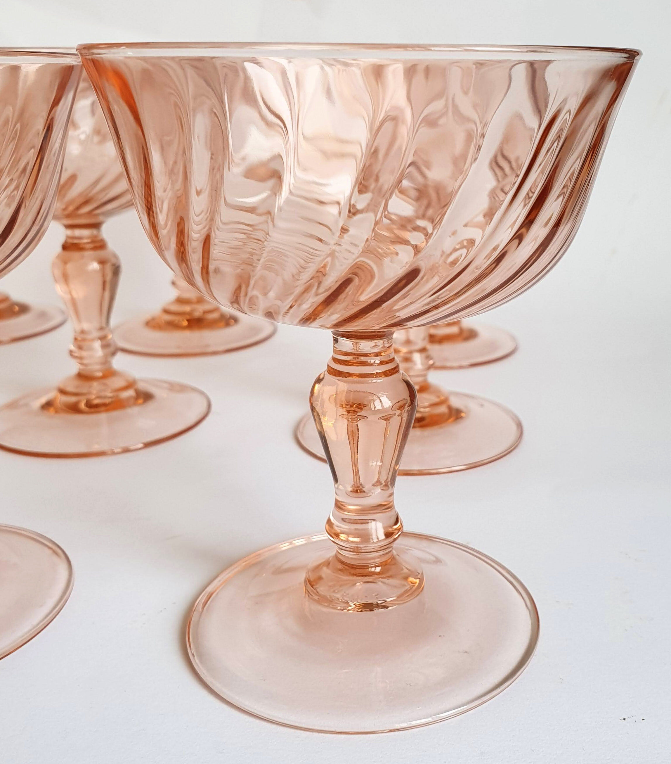 Coupes à champagnes vintages en verre rose