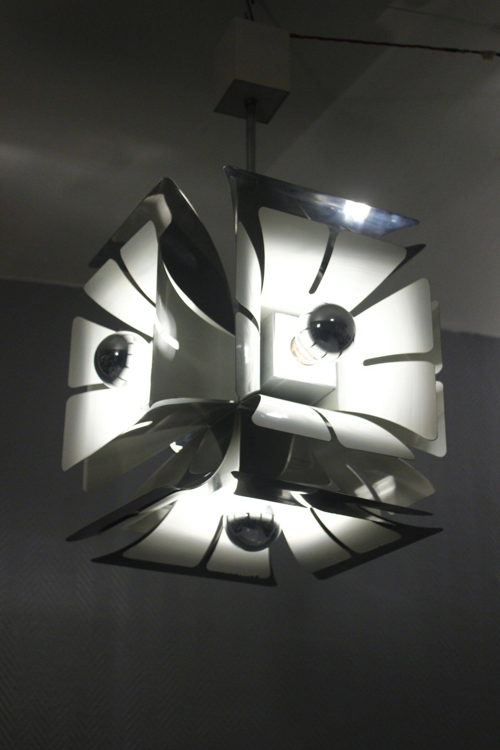 Impressive Space Age chandelier with 5 lights, chrome metal, Italy 1970s.