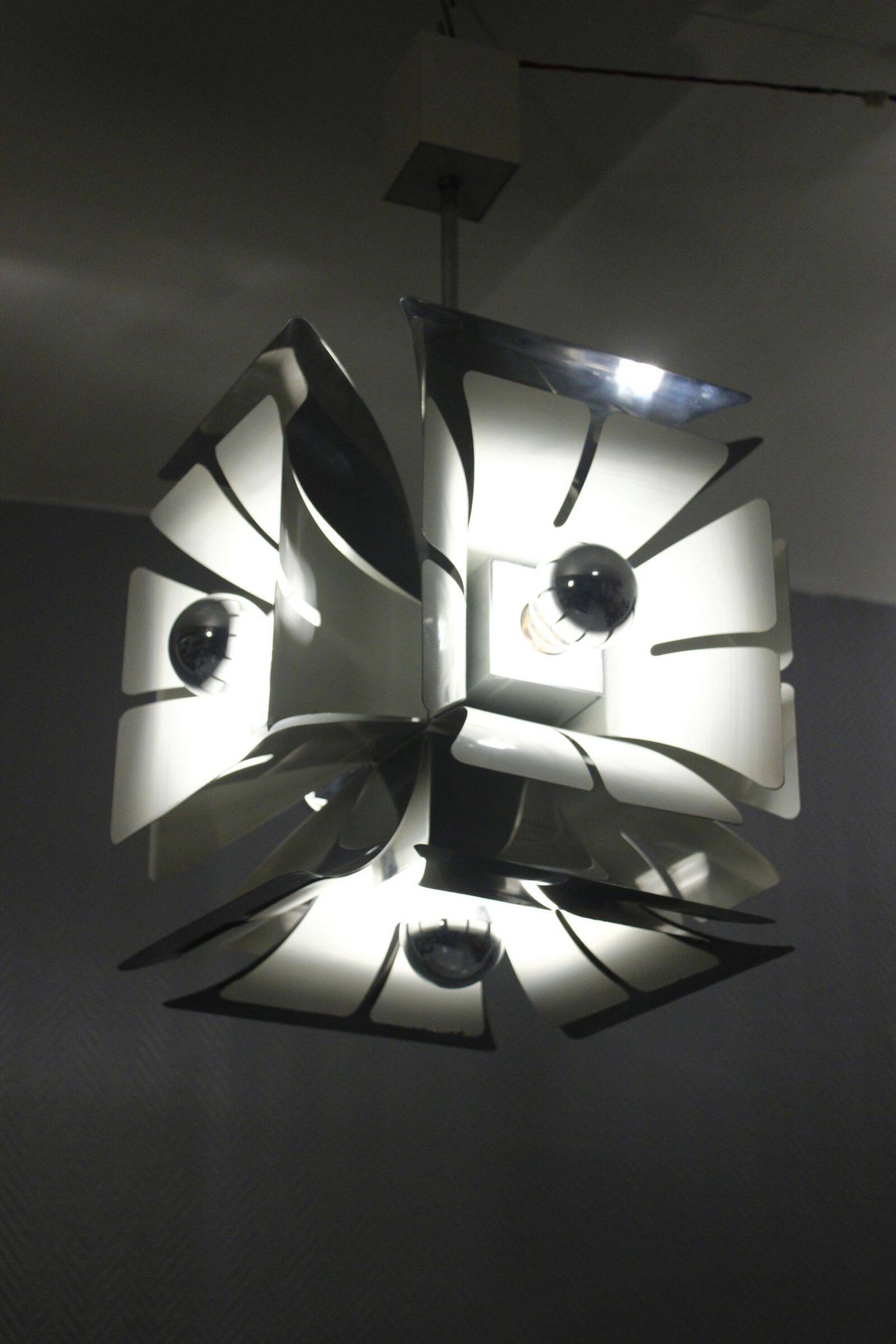 Impressive Space Age chandelier with 5 lights, chrome metal, Italy 1970s.