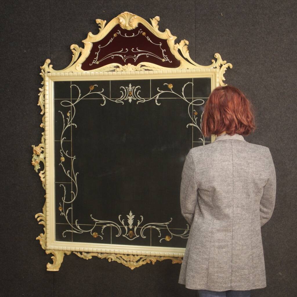 Miroir laqué italien avec décorations florales du 20ème siècle