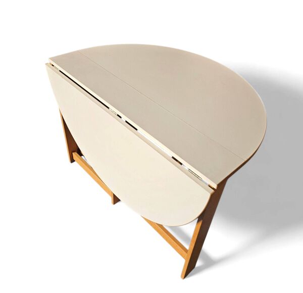 Table à manger pliante scandinave vintage avec rallonges latérales. Le plateau ovale est