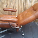 Design armchair in leatherette.
