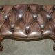Banc ancien en cuir et noyer burr, style victorien