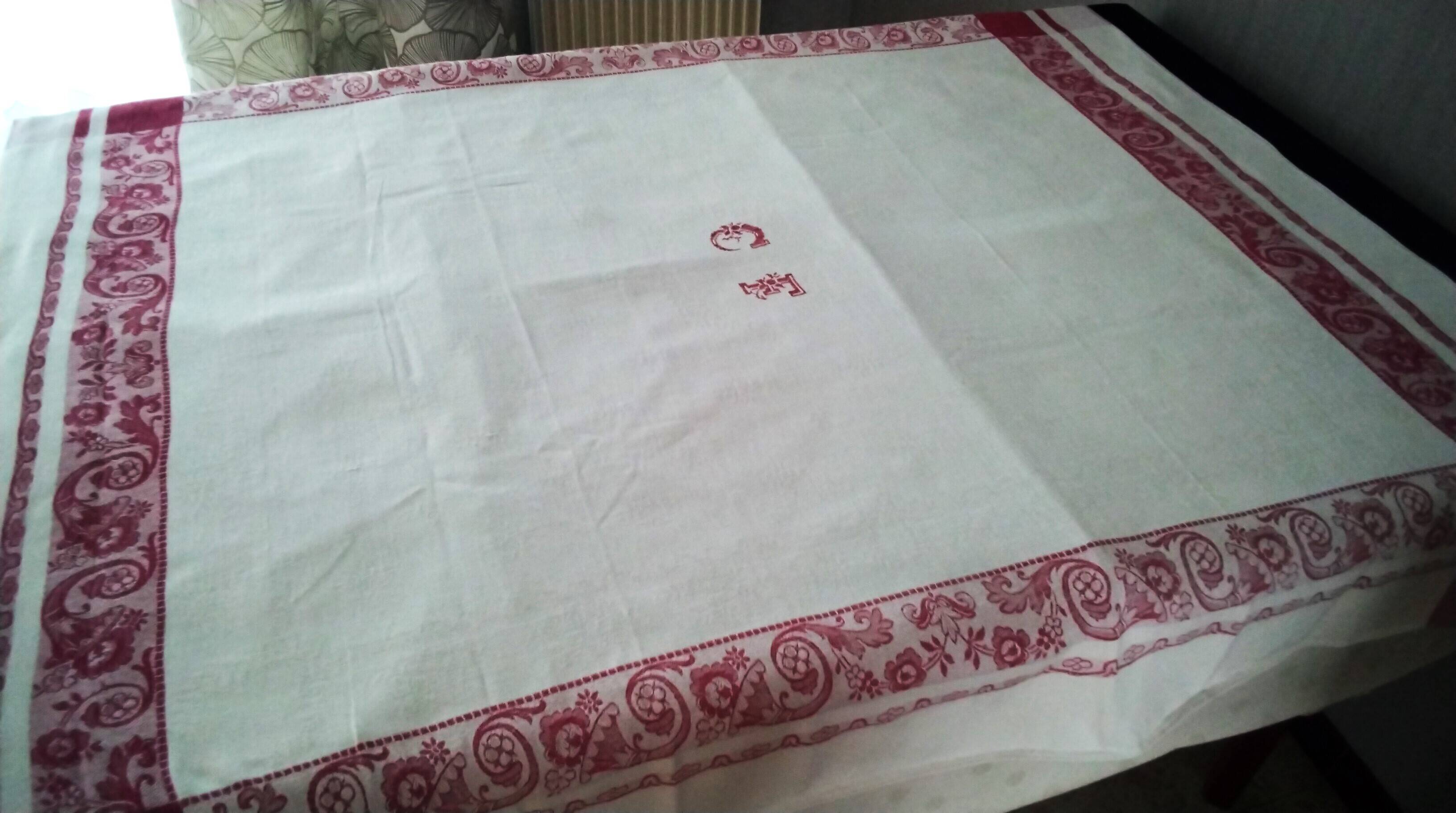 Nappe ancienne en coton damassé Linteaux rouges et monogramme CF 1.18 x 1.3