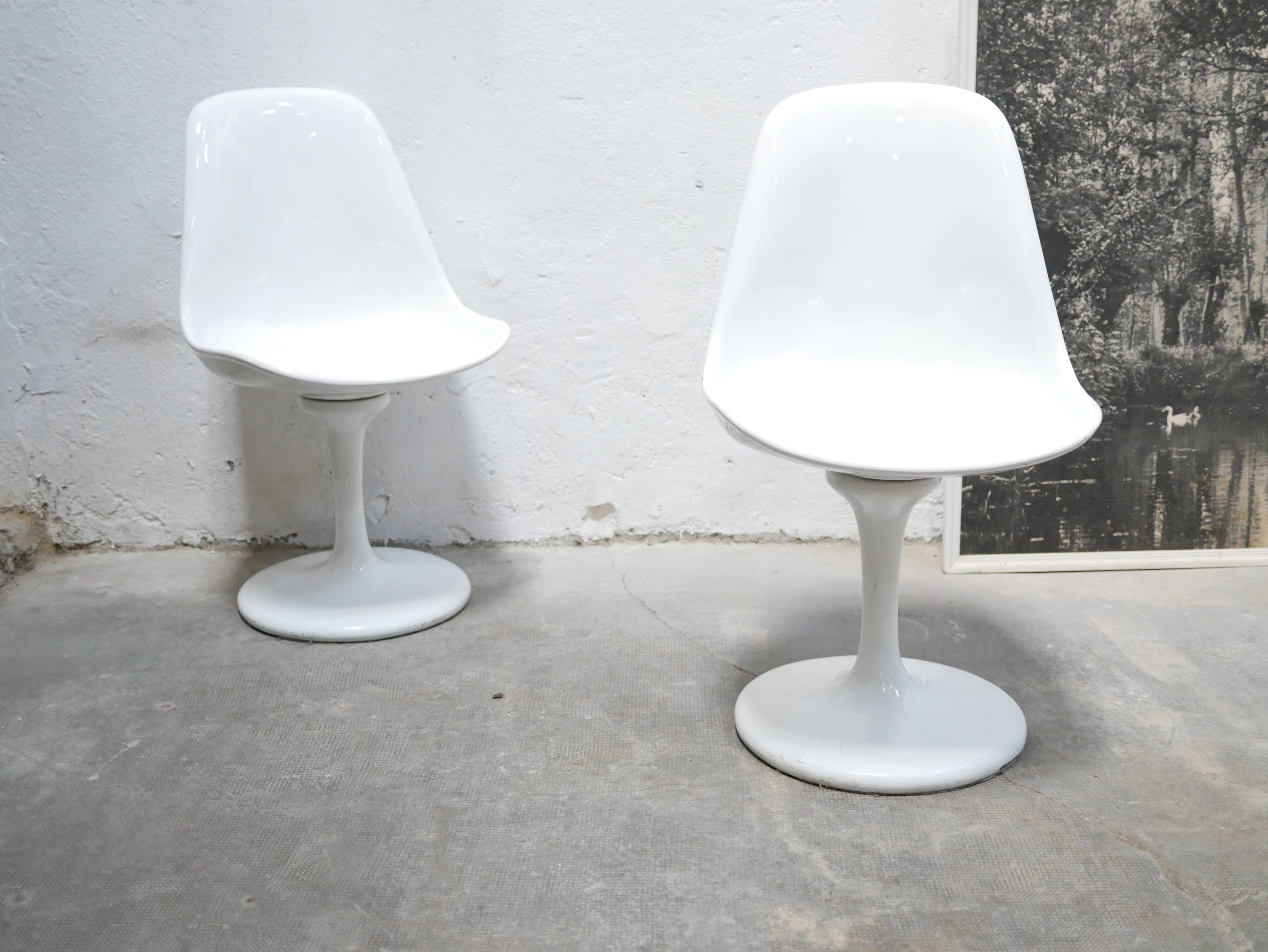 Vintage swivel tulip chair