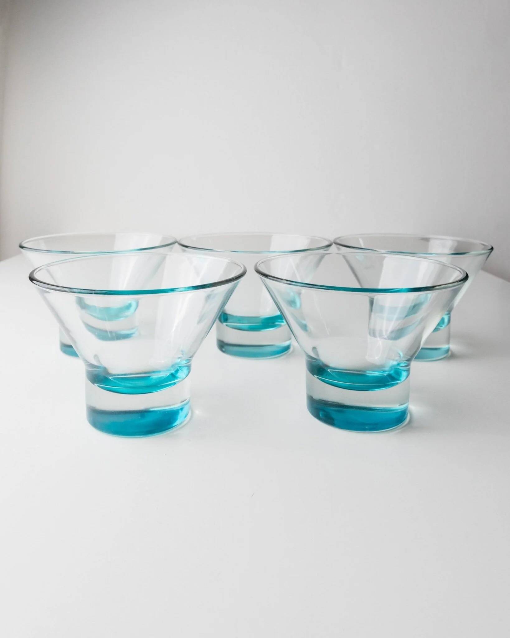 5 Verres à boire en verre de Murano turquoise – Design pop-art italien des années 1980, ensemble de 5 avec socle lourd
