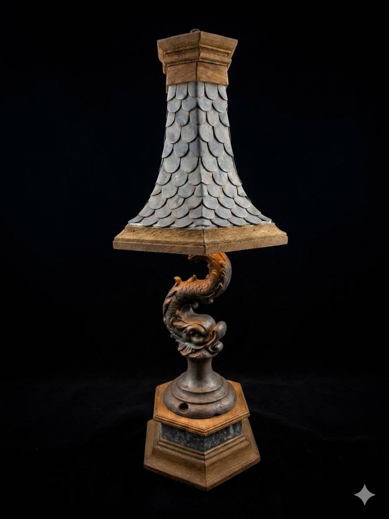 Monumental lamp with a dolphin in cast iron and lead scales - 110cm