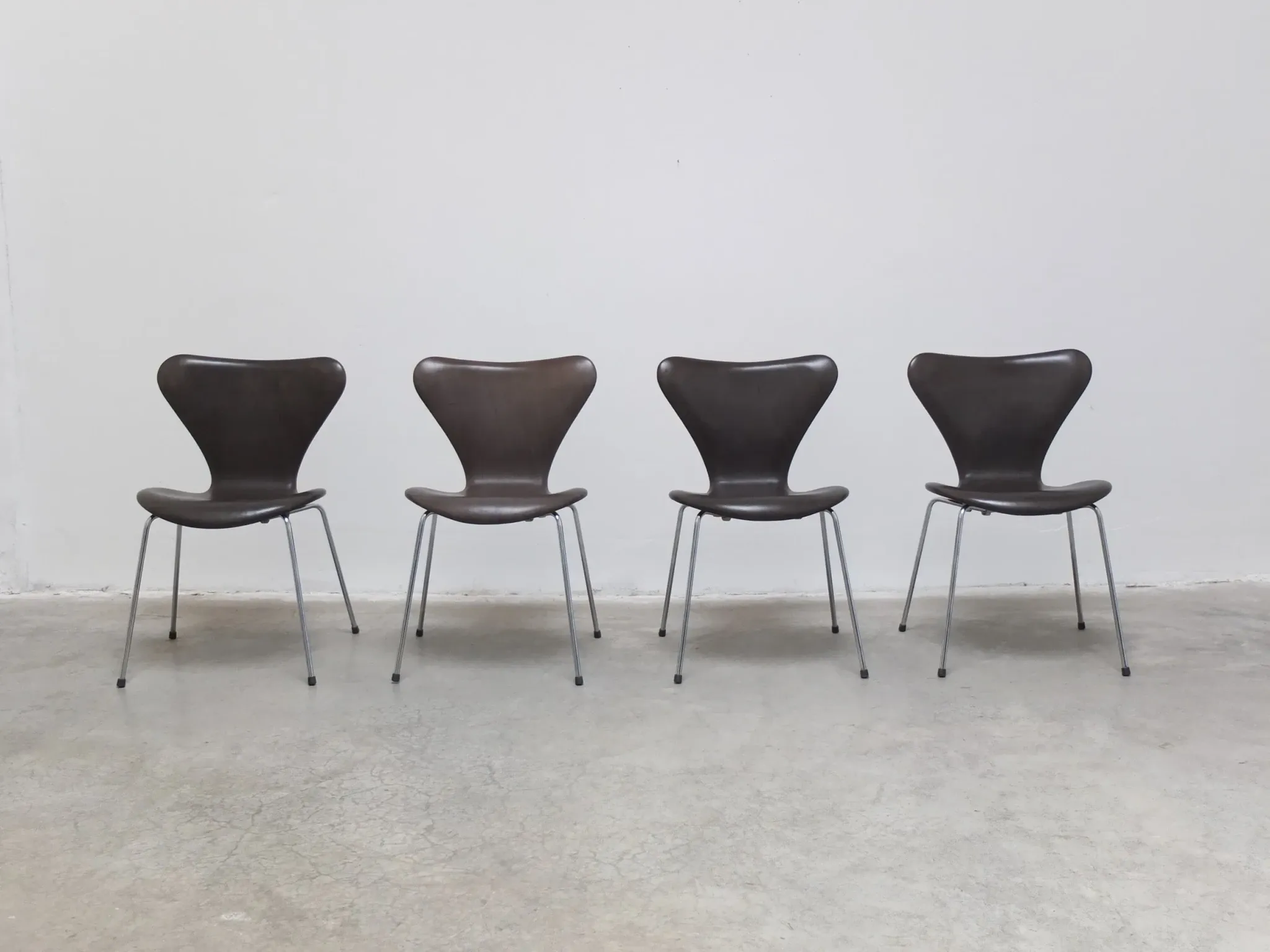 Set of 4 'Series 7' chairs in leather by Arne Jacobsen for Fritz Hansen, 1955