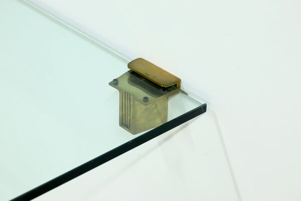 Étagère murale en laiton et verre de Peter Ghyczy, années 1970