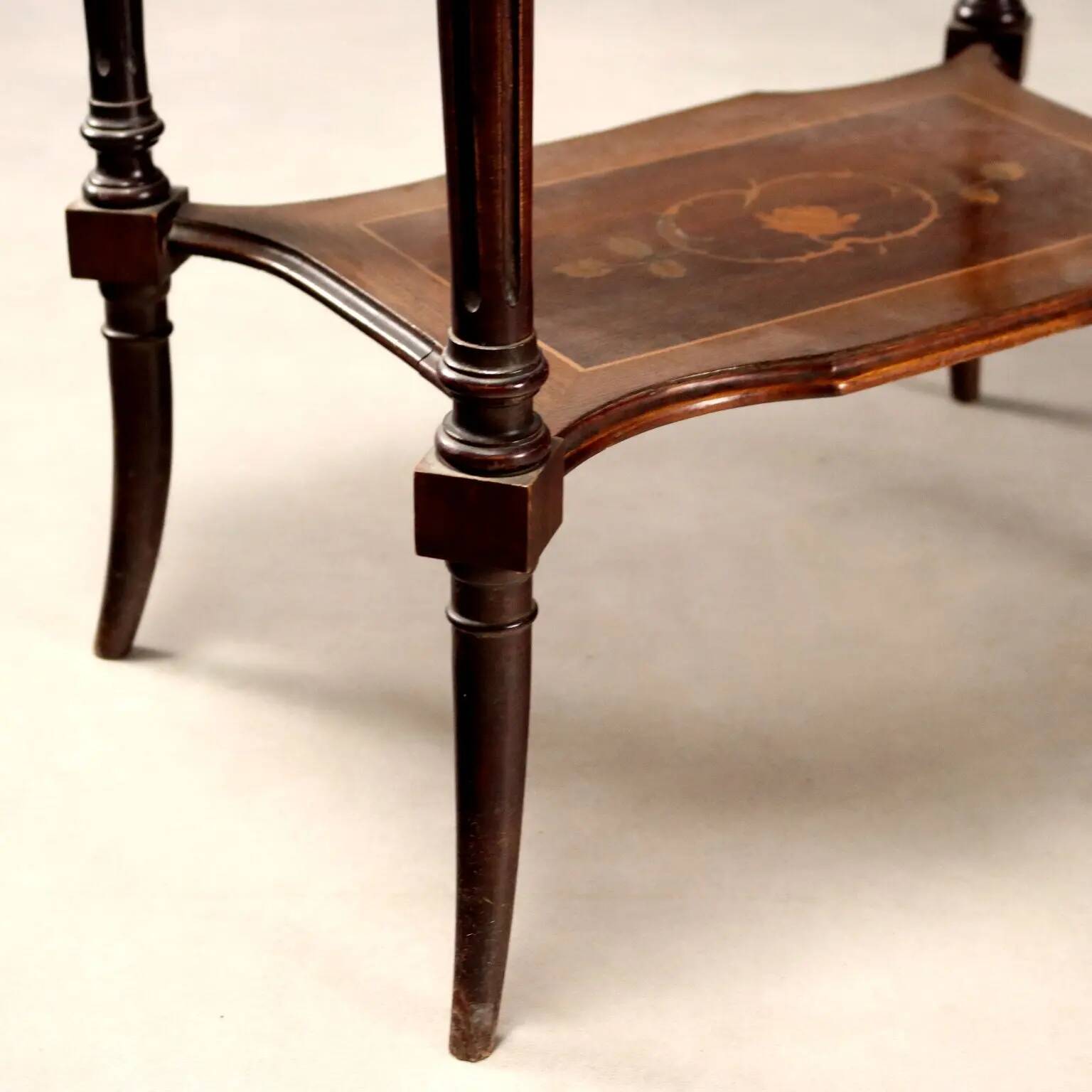 Table ancienne en essences de bois variées, Angleterre, XXe siècle